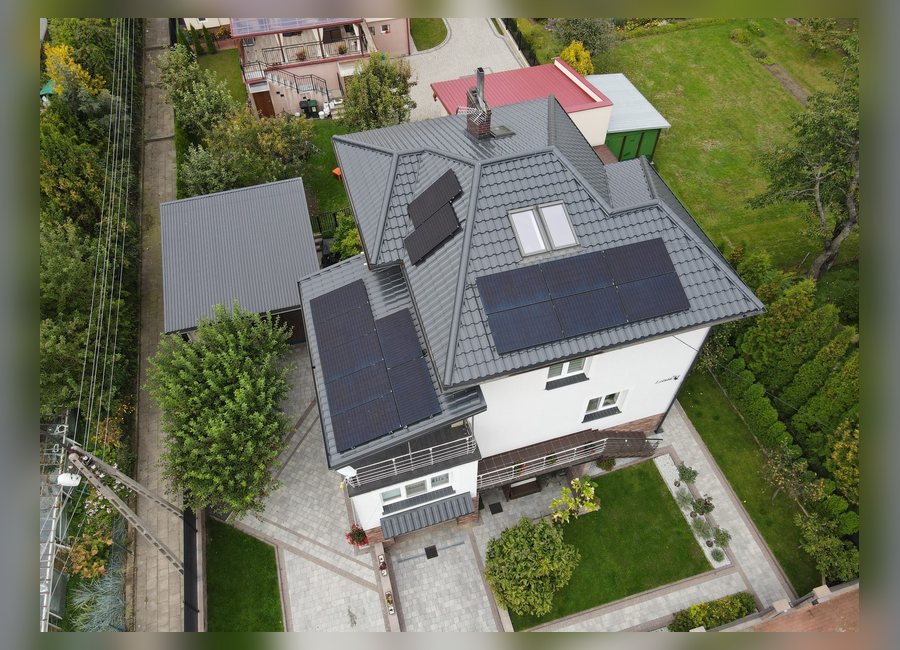 Dom jednorodzinny z instalacją fotowoltaiczną na dachu
