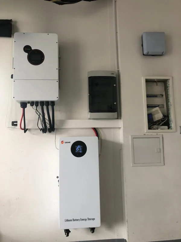 Magazyn energii — instalacja w pomieszczeniu technicznym