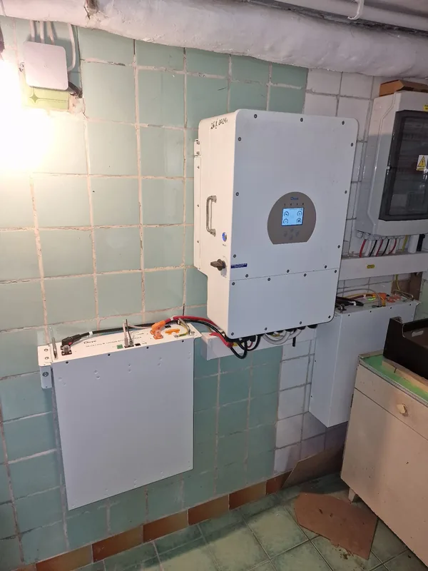 Magazyn energii — falownik i moduły bateryjne