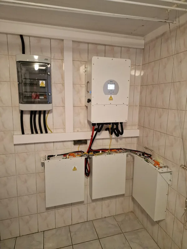Magazyn energii — bateria przy ścianie