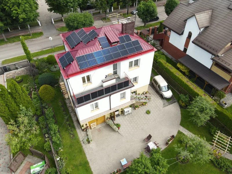 Fotowoltaika — instalacja gruntowa, widok z drona